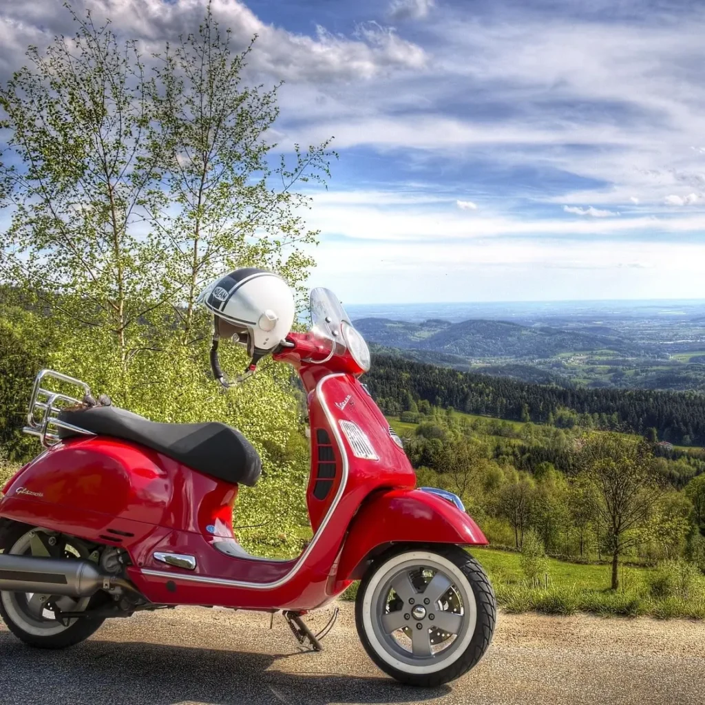 Skuter retro vespa na tle Beskidów w czasie wycieczki przez góry