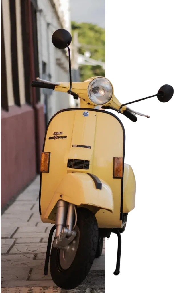 stary skuter Vespa stoi na chodniku